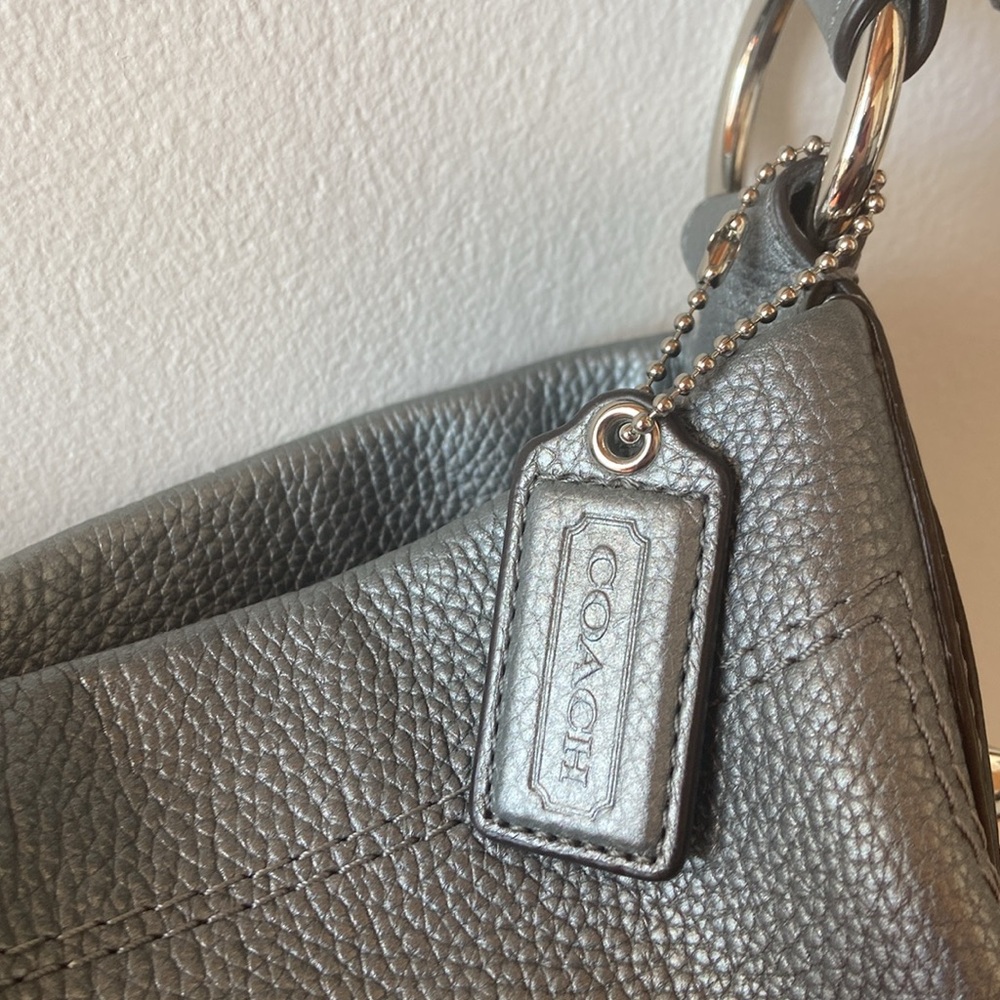EUC Coach Pebbled Leather Shoulder Bag - Picture 3 of 16
